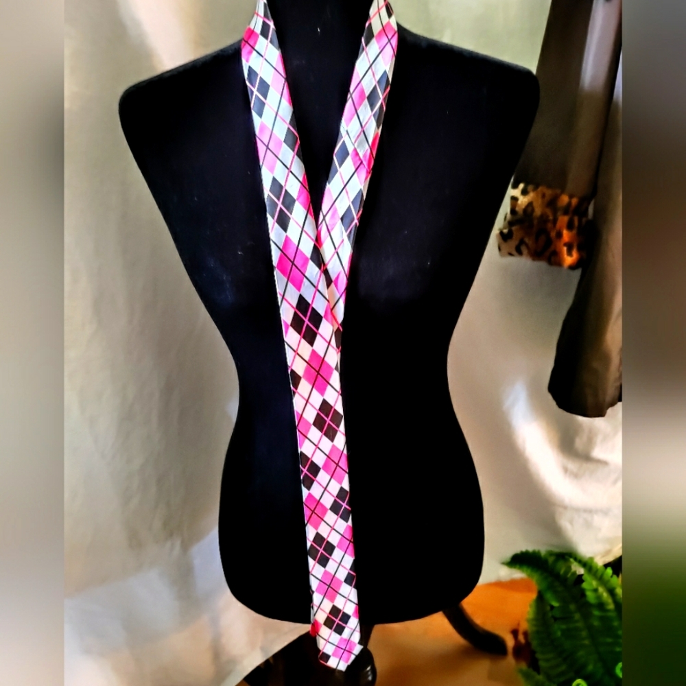 Vibrant Pink and Black Argyle SlimTie Pre-owned. Excellent Condition.